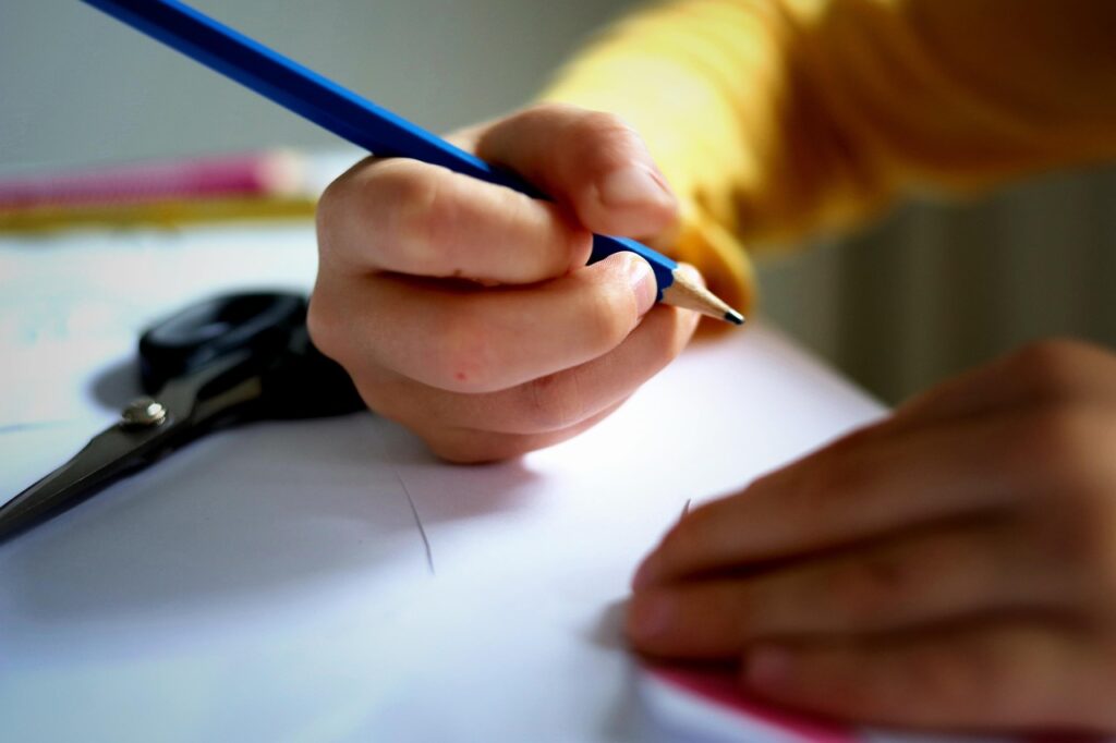 学校行きたくないと感じた時の相談先はどこ？