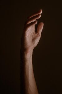 完璧主義をやめたいときに相談するべき相手は？