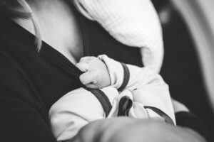 女性が育児のつらさを相談できる場所はどこですか？